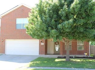 916 Canary Dr, Saginaw, TX 76131