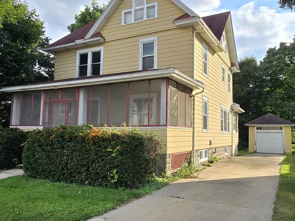 425 W James St, Columbus, WI 53925