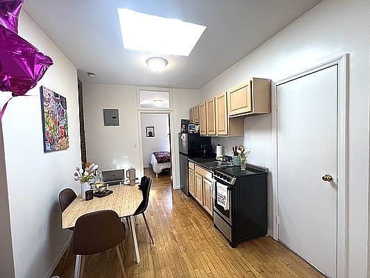 3rd image of 19 Stuyvesant St #5C
