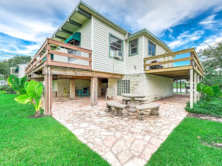 325 Palm Dr — Photo 3