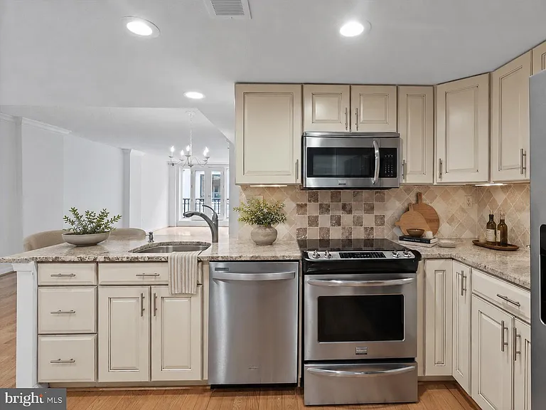 601 Pennsylvania Ave NW #612 — Photo 8
