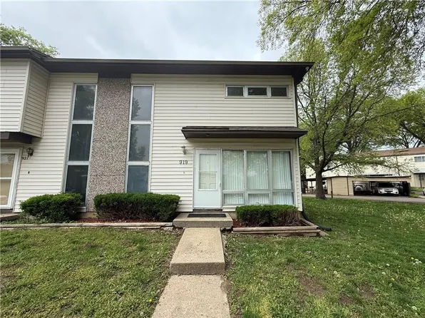 919 N 70th Ter, Kansas City, KS 66112