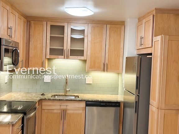 3rd image of 625 Pearl St APT 18