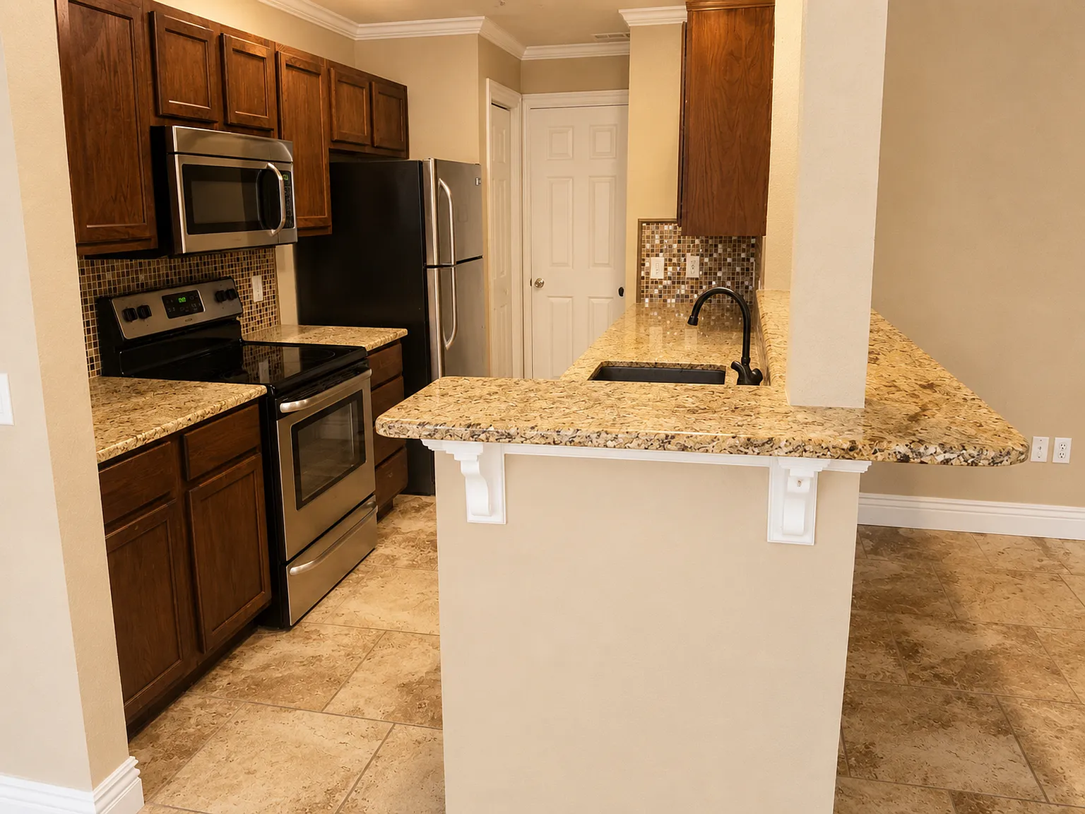 Beautiful 3 Bed 2.5 Bath Townhouse W/ Privacy Fence and One Car Garage Very Close to U of A Campus! — Photo 4