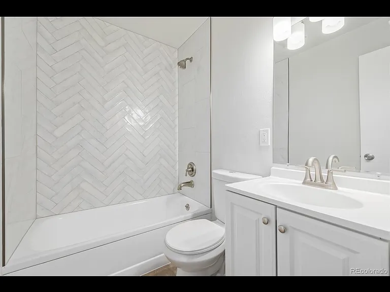 2732 S Grove St — Photo 14
