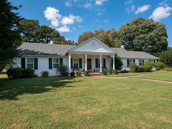 3rd image of 1401 Berkshire Ln