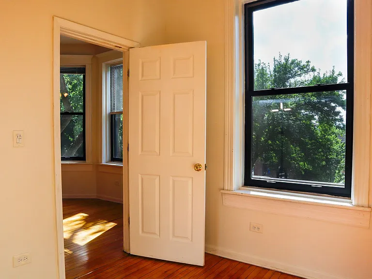 905 S Claremont Ave — Photo 9