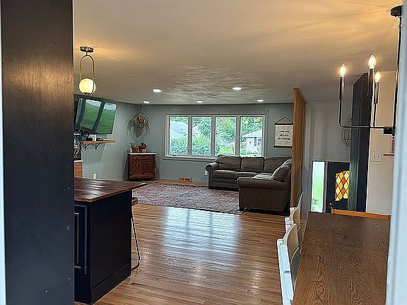 5th image of 317 Myrtle St