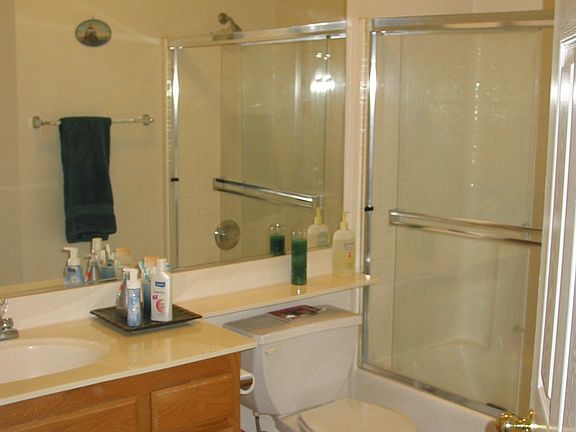 Hall Bathroom w/tub/shower