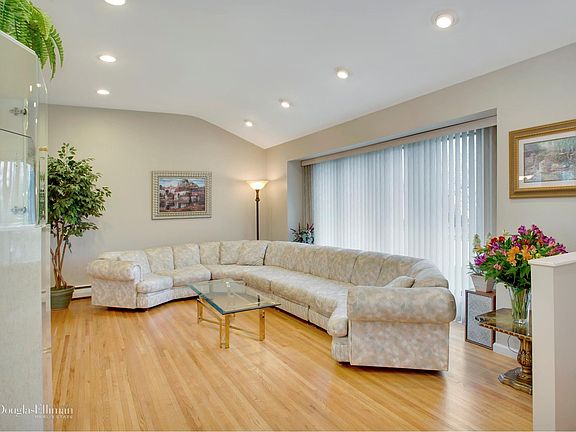 5th image of 11 S Oaks Blvd