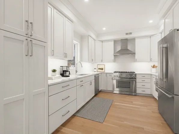 147 W 8th St, South Boston, MA 02127