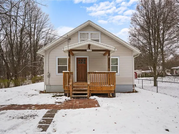 2218 Lee Dr, Akron, OH 44306
