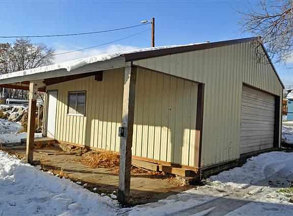 3rd image of 826 S Chelan Ave