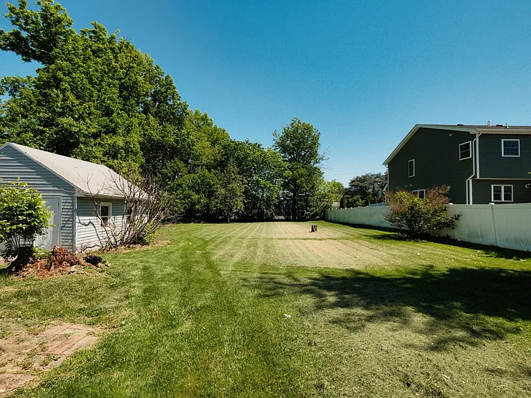 304 E Elm St — Photo 3