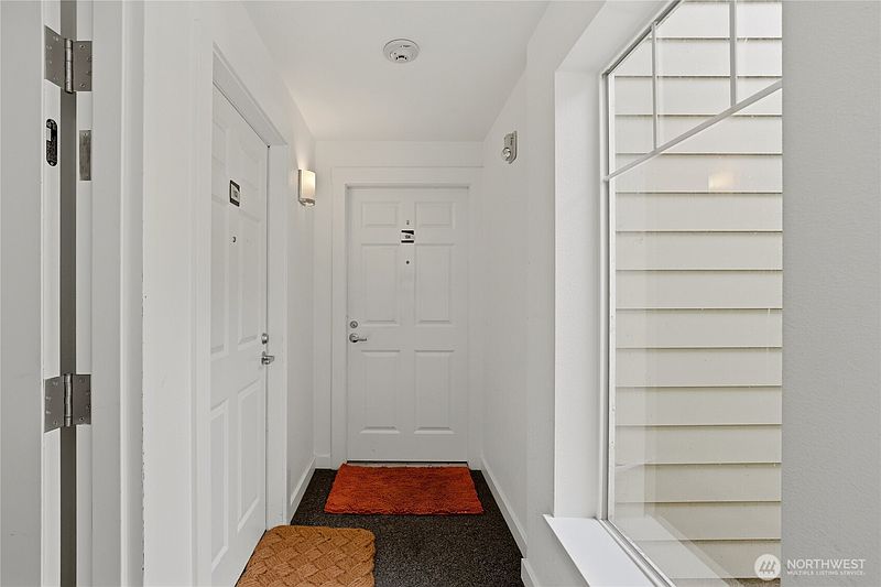 4th image of 823 Davis Place S #104