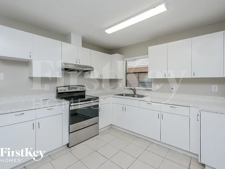 906 Hart St — Photo 7