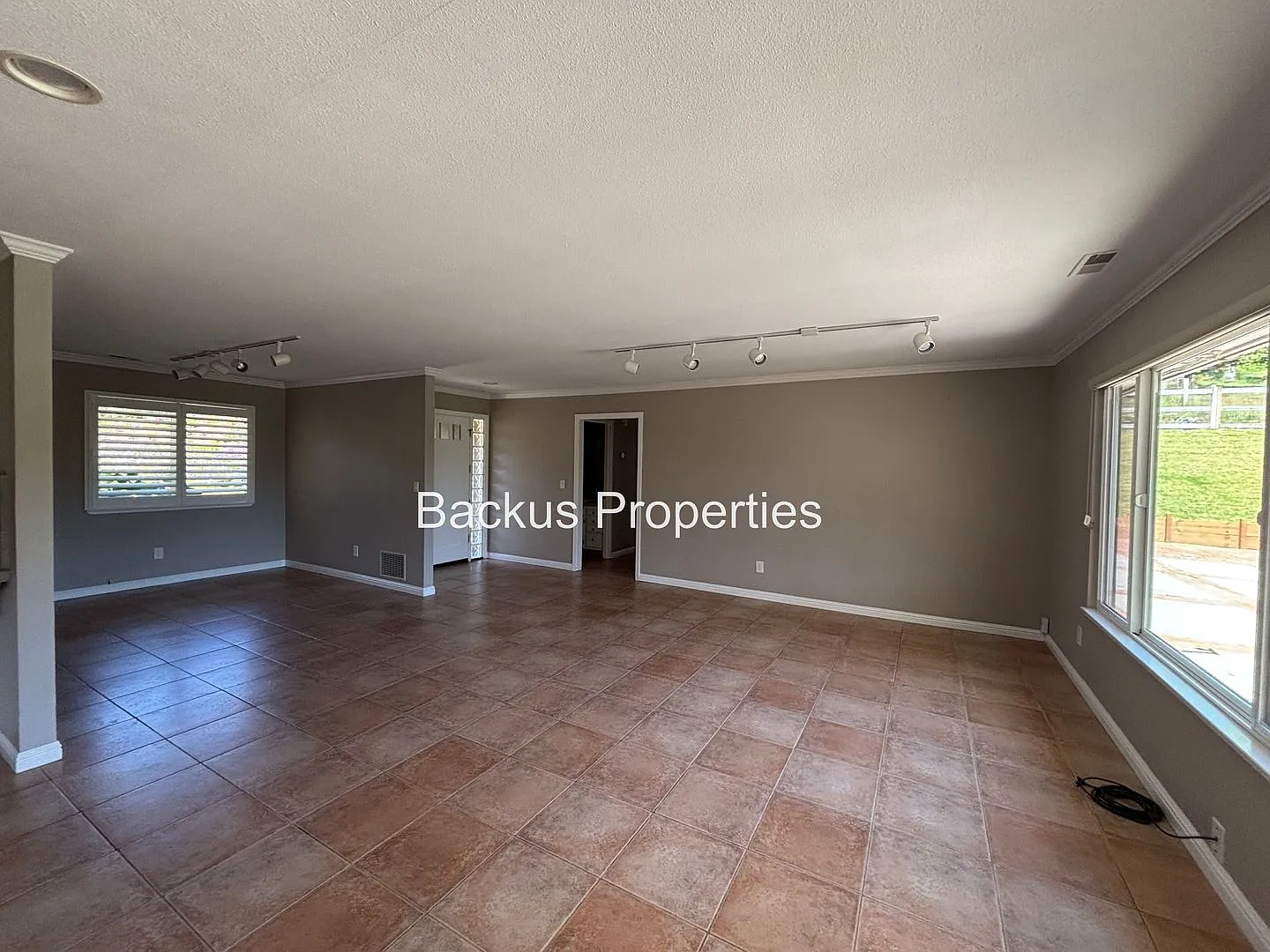 Wonderful three bedroom home on an acre lot in Royal Oaks — Photo 4