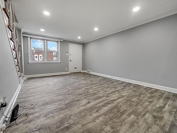 4th image of 7334 Woodbine Ave