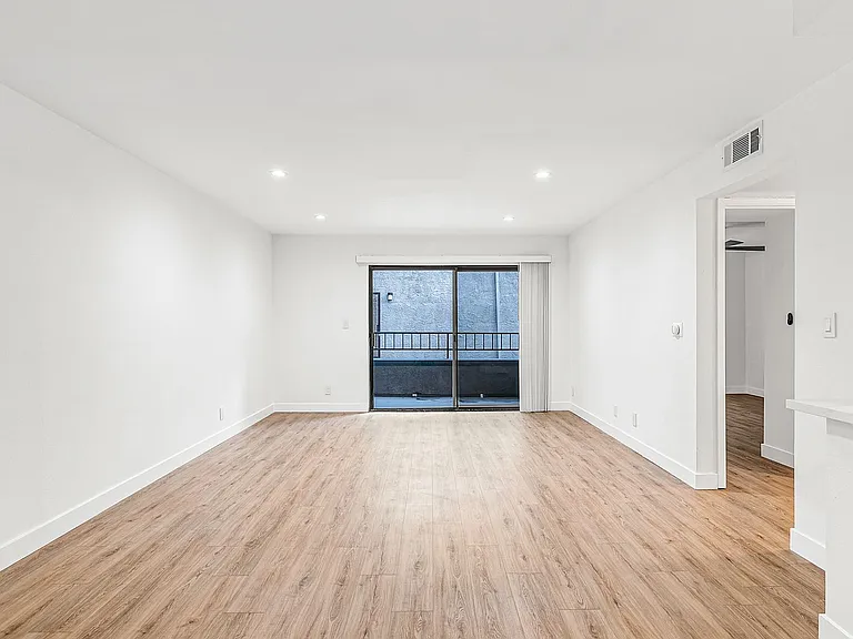 5807 Laurel Canyon Blvd — Photo 15