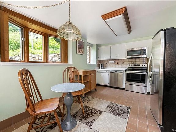 5th image of 19 Southview St