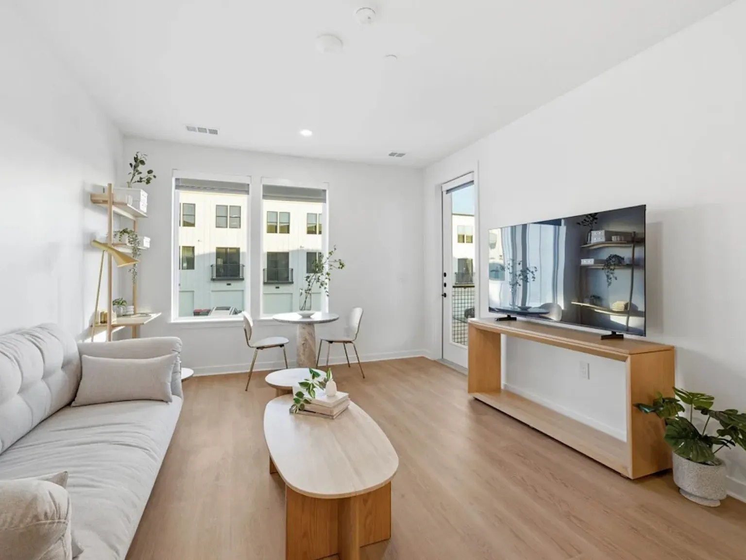 3 bed, 1581 sqft, $3,175 — Photo 2