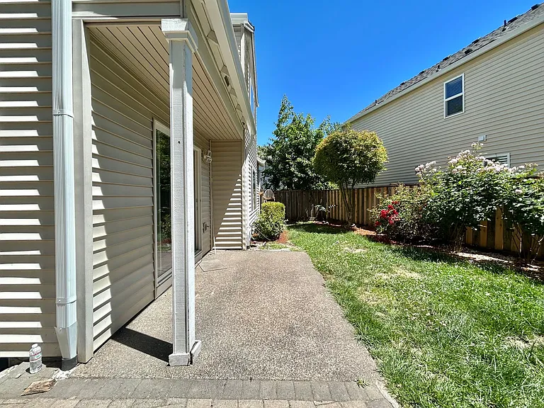 1218 NE Kinney St — Photo 18