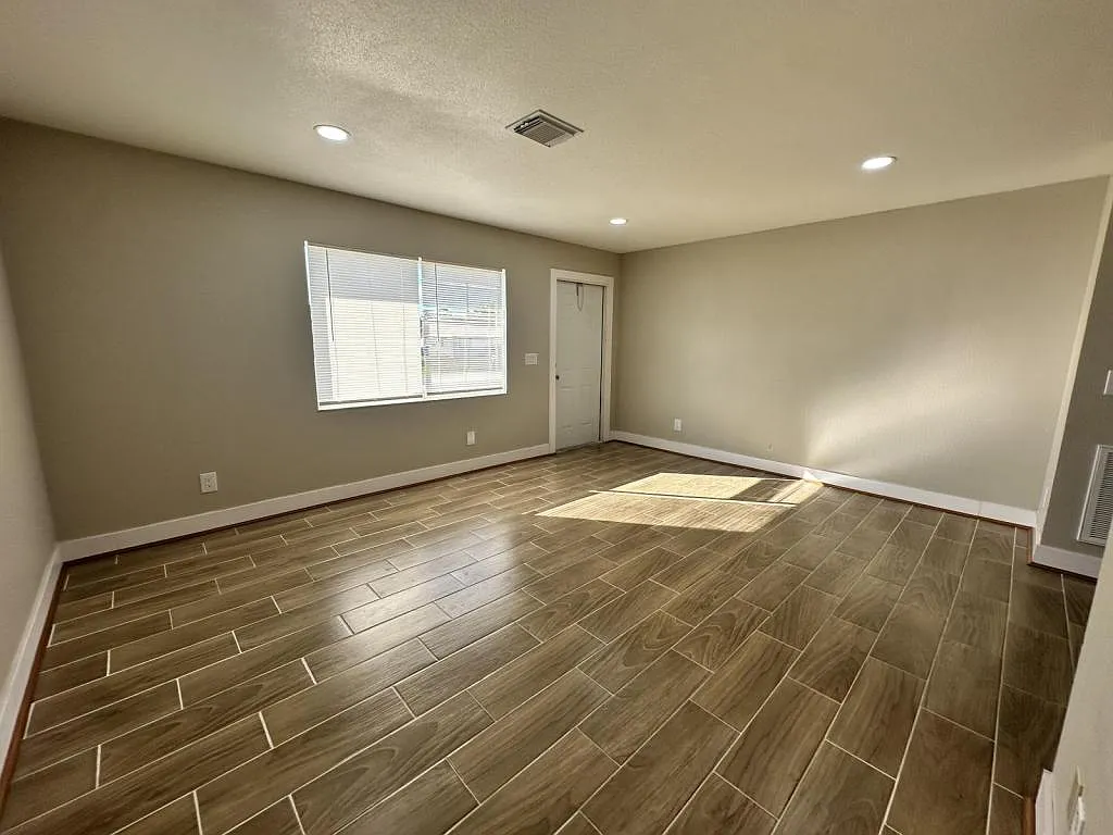 127 Gordon Ave S — Photo 4