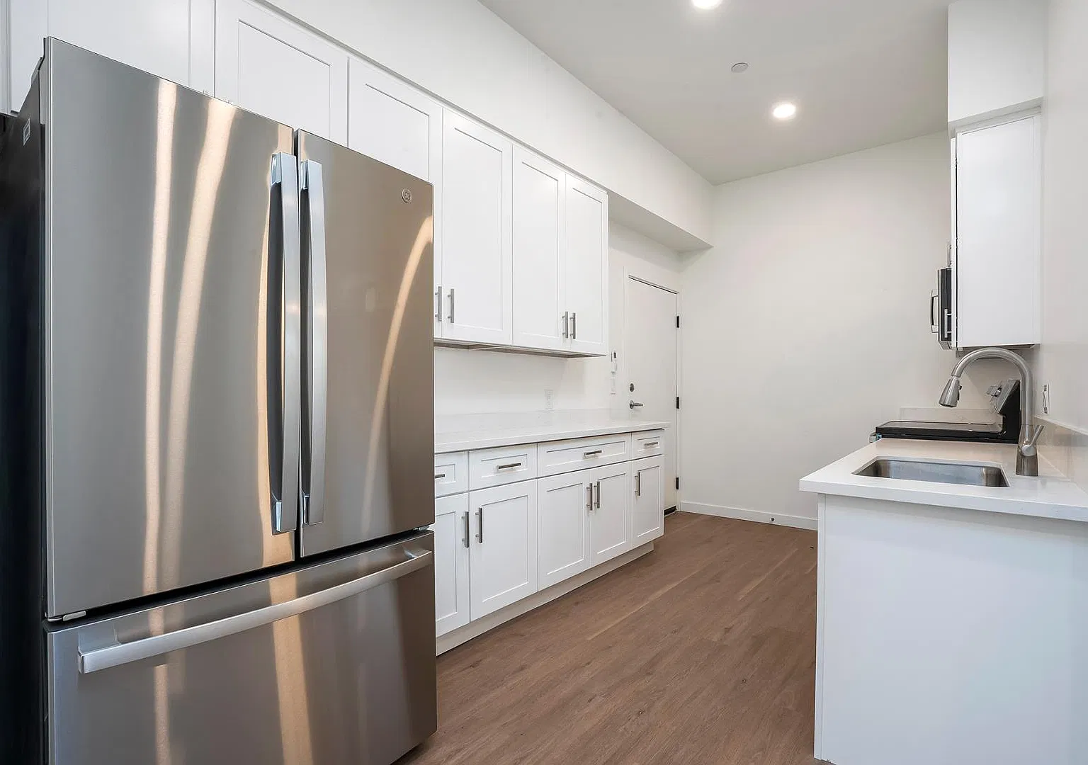1815 La Siesta Way - 102 — Photo 3