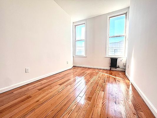 3rd image of 197 Wyckoff Ave APT 2L