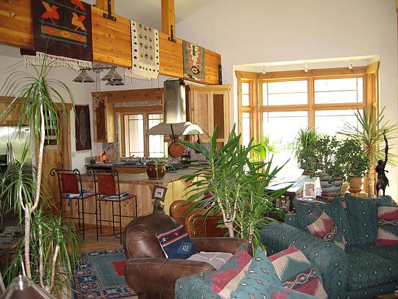 Dining area with beautiful baywindow