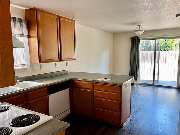 3rd image of 1495 Clearsprings Dr