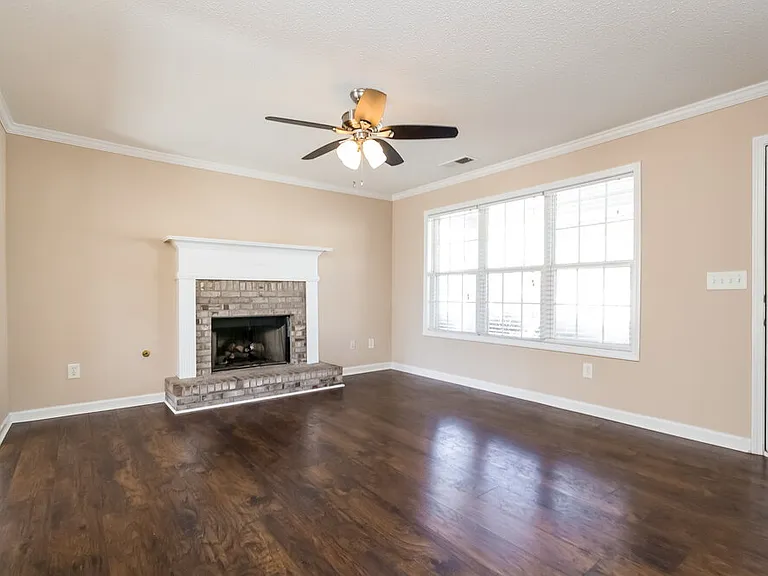 212 Greystone Cir — Photo 2