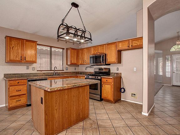 4th image of 461 E Cantebria Dr
