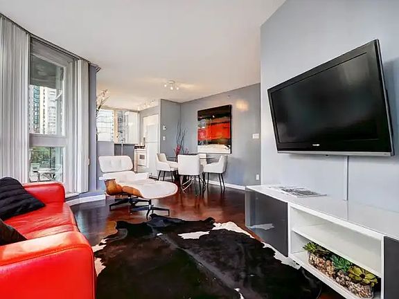 2nd image of 588 Broughton St #606