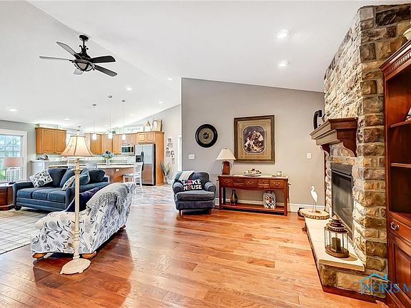 5th image of 301 Winter Pine Dr