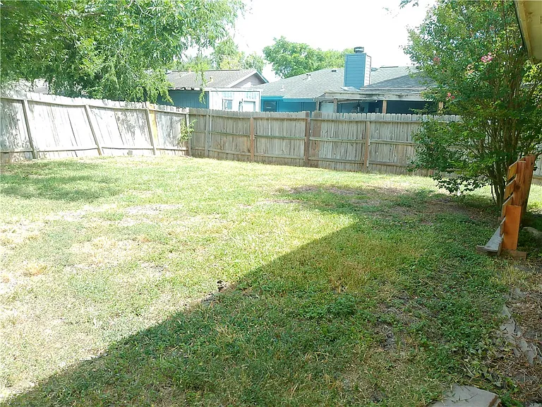 5230 Edinburg Cir — Photo 18