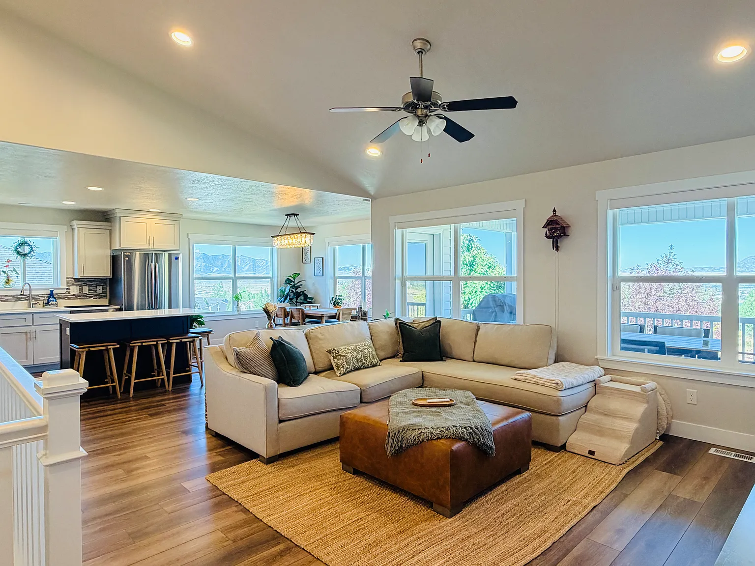 6 bed, 3614 sqft, $3,400 — Photo 2