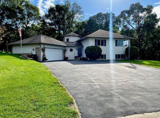 661 Oak Hill Cir, Pardeeville, WI 53954