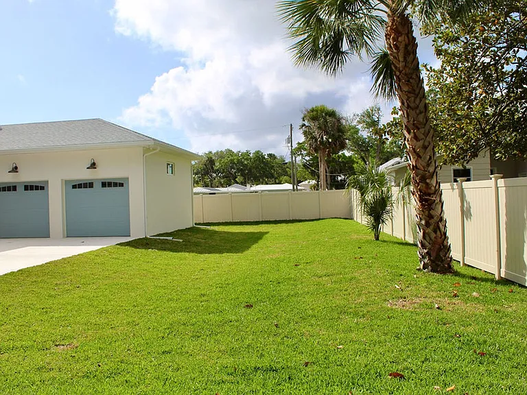 224 N Riverside Dr — Photo 51