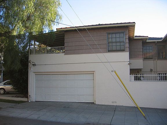 Two-car private garage, with access to apartment 9
