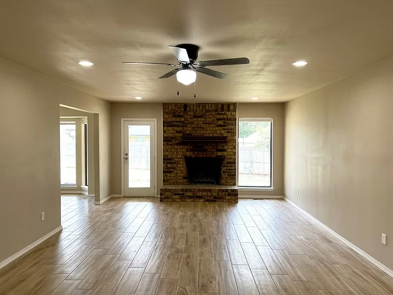 224 Oak Tree Ln — Photo 2
