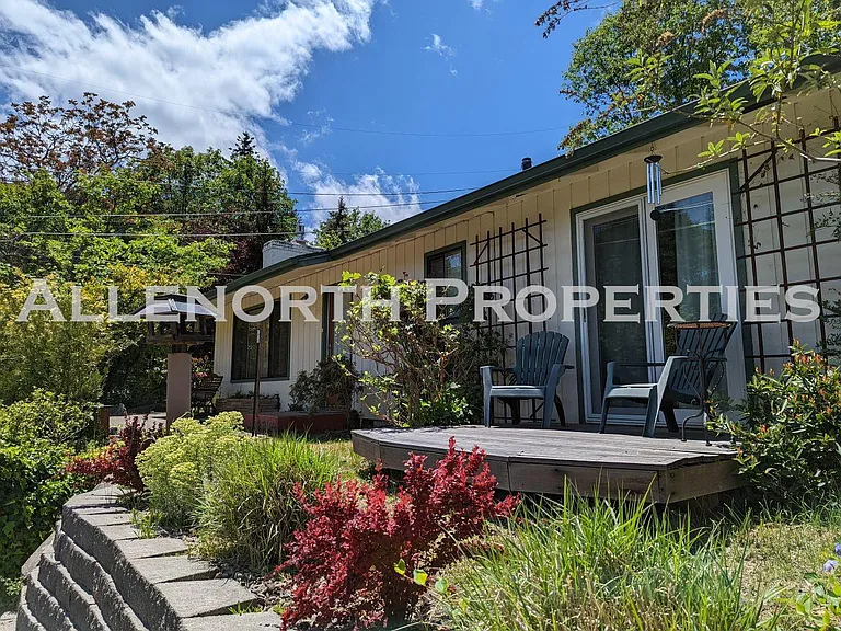 Courtney St — Photo 1