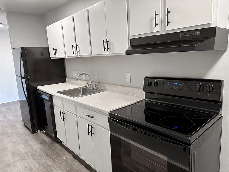 Aden Park Apartments — Photo 32