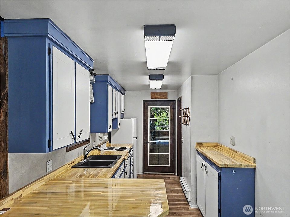 1st image of 121 Bay View Avenue