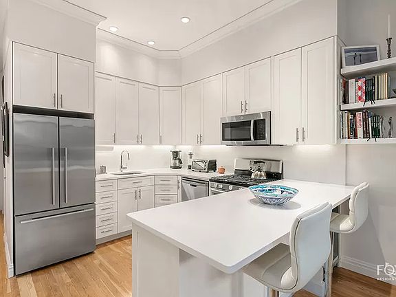 5th image of 1215 Park Ave