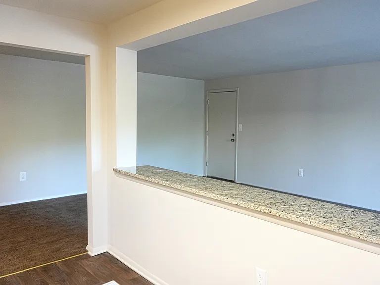 Edmondson Park Apartments — Photo 9