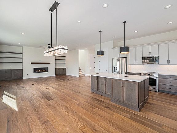 5th image of 953 Saint Andrews Ln