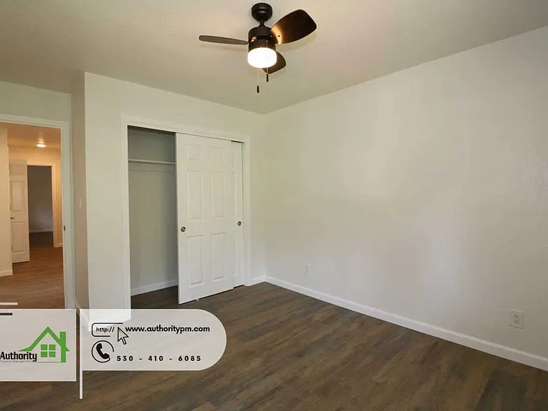 1833 Oregon Ave — Photo 19
