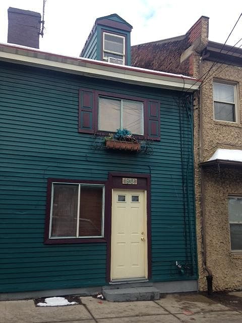 Welcome to 96 S. 12th Street - Available June 1st - 2&1/2 Story TowneHome - Super Convenient Flats Location - 3BR, 1&1/2 Baths