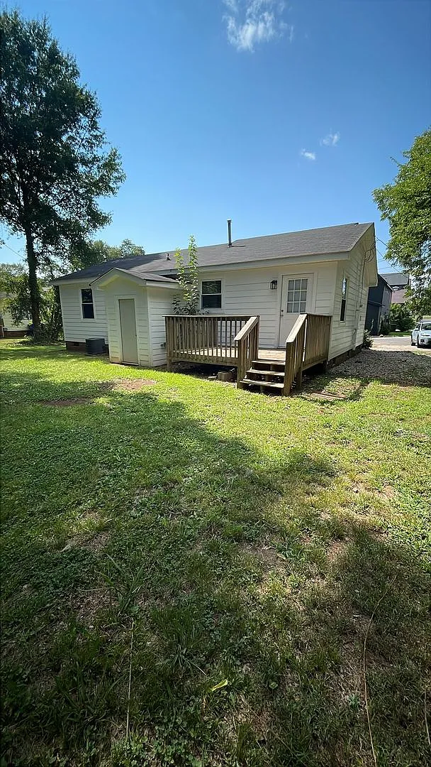 Charming 3 BR, 2 BA Bungalow just minutes from Downtown Greenville! — Photo 2